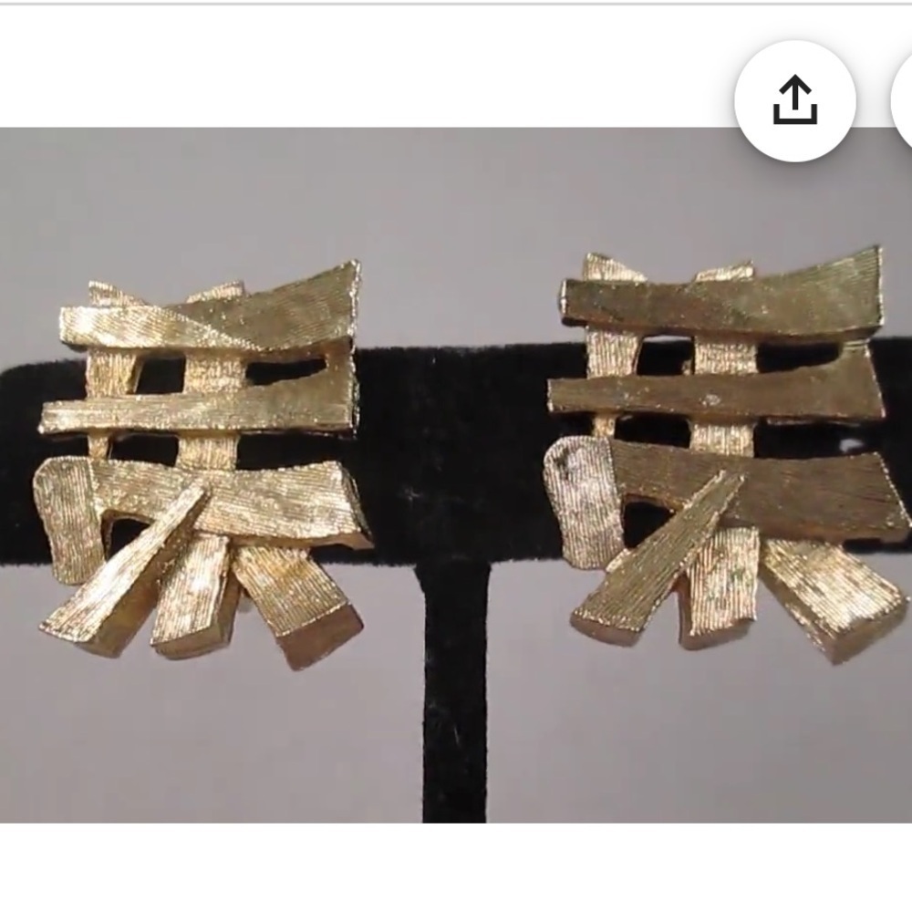 Napier Vintage Signed Eugene Bertolli Designed Asian Motif ClipOn Earrings. MA